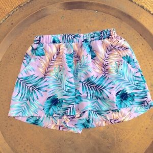 Tyche boutique palm print shorts. Small/4